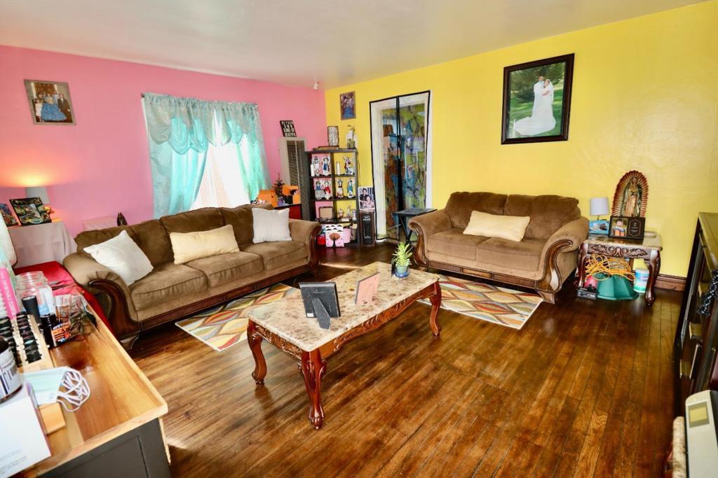 856 Hawthorne Place Property Photo 3