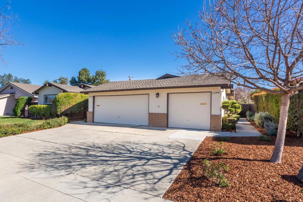 1252 Gainsborough Drive Property Photo 1