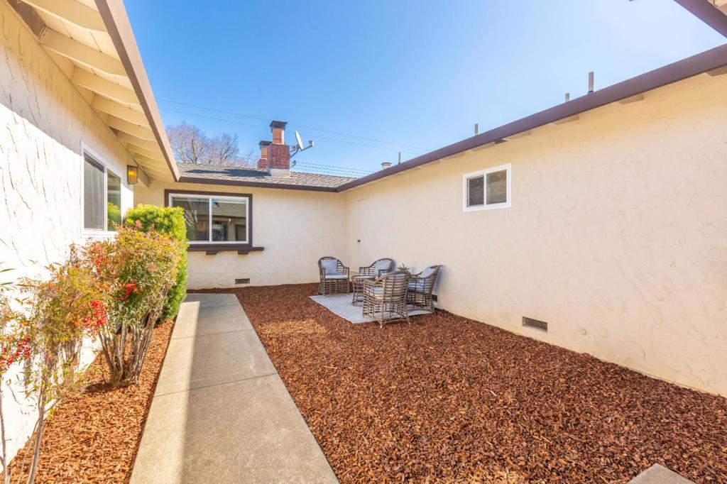 1252 Gainsborough Drive Property Photo 4