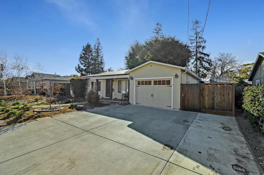 433 Daniel Way Property Photo 3