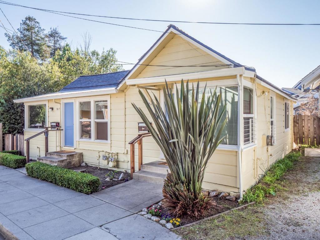 215217 Roberts Street Property Photo 2