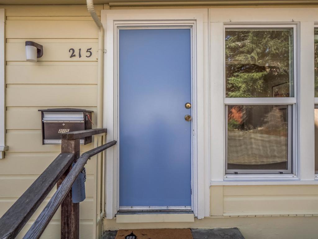 215217 Roberts Street Property Photo 4