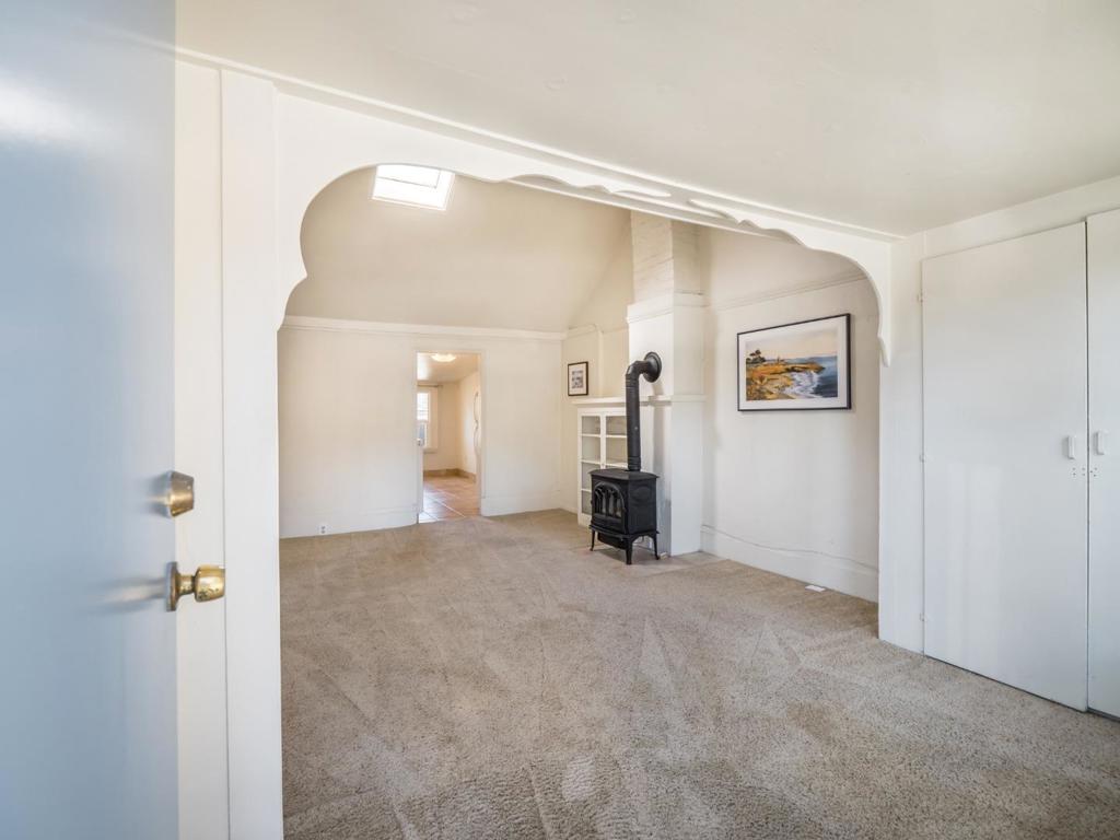 215217 Roberts Street Property Photo 6