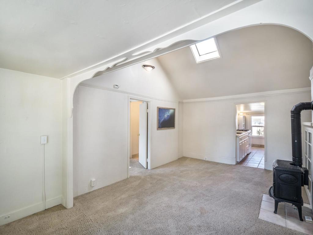 215217 Roberts Street Property Photo 7