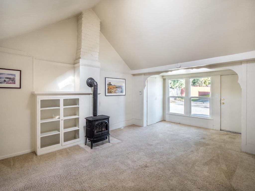215217 Roberts Street Property Photo 9