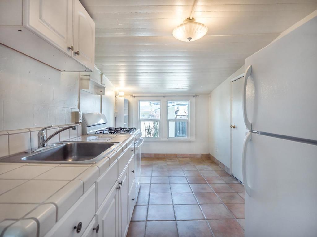 215217 Roberts Street Property Photo 10