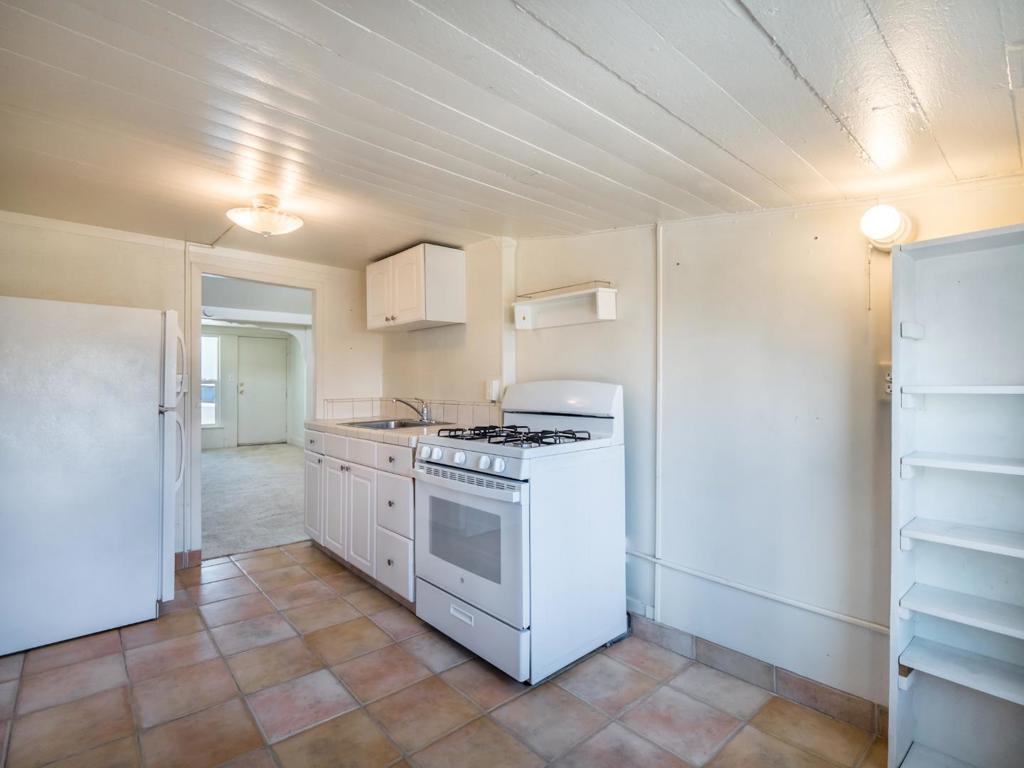 215217 Roberts Street Property Photo 11