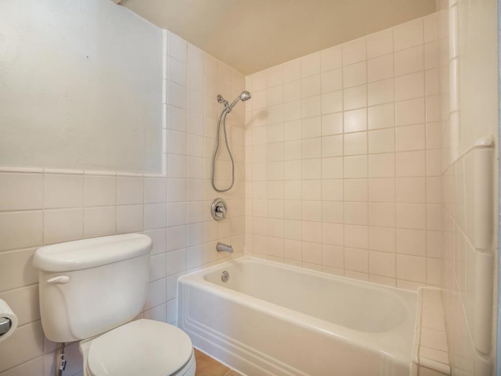 215217 Roberts Street Property Photo 14