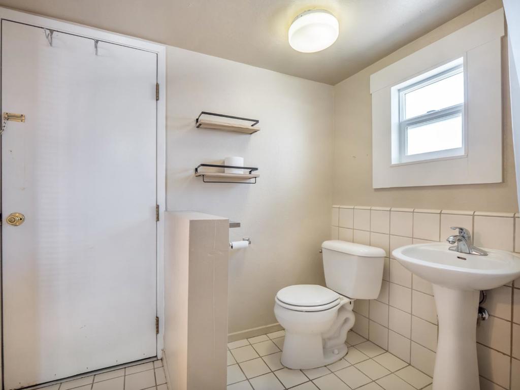 215217 Roberts Street Property Photo 22