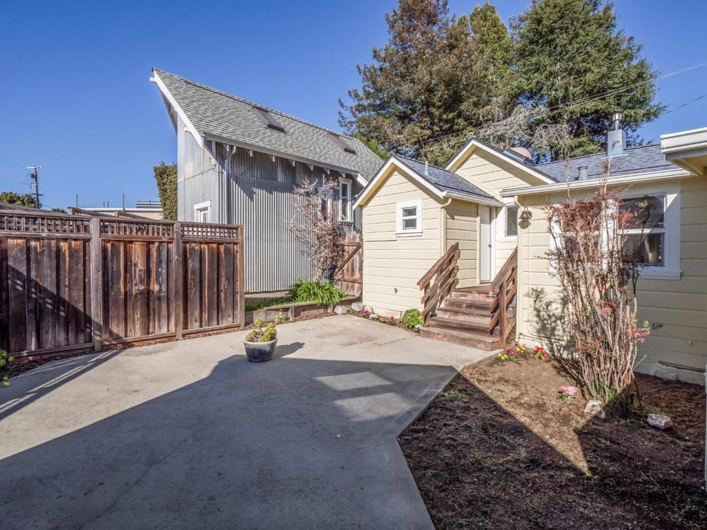 215217 Roberts Street Property Photo 24