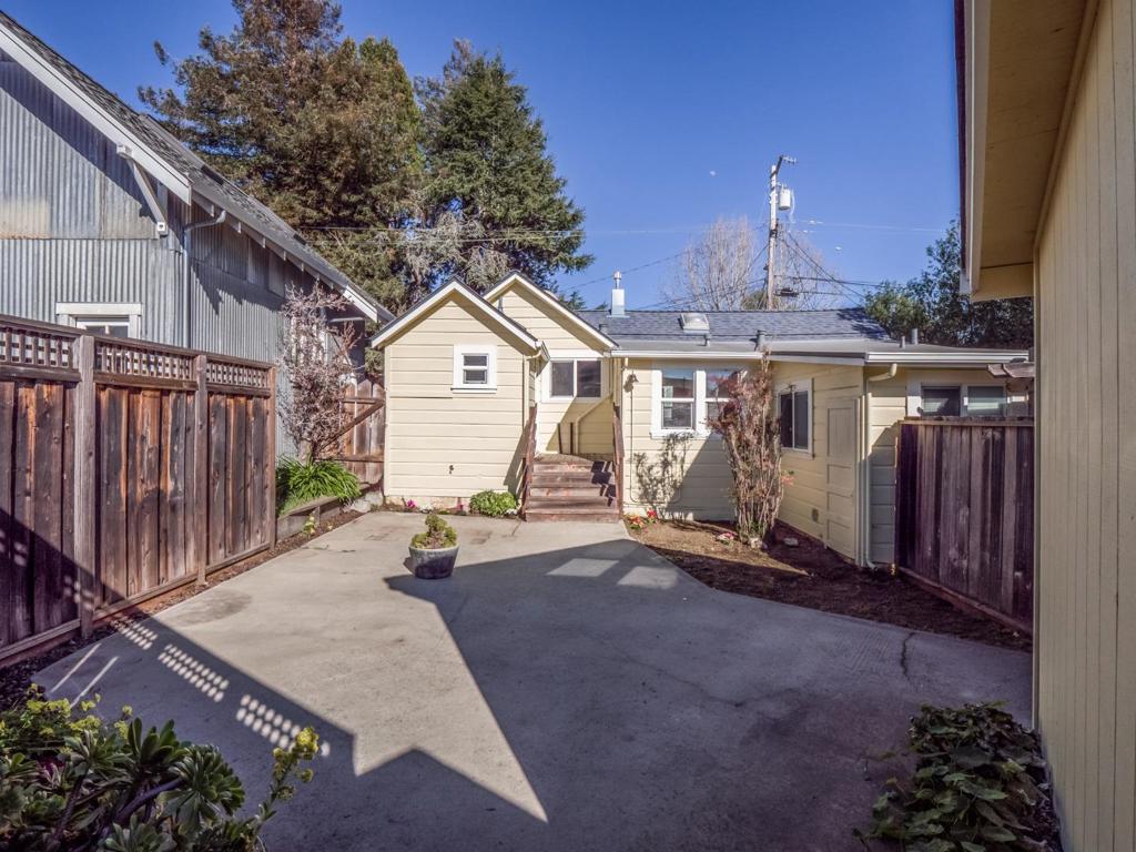 215217 Roberts Street Property Photo 25