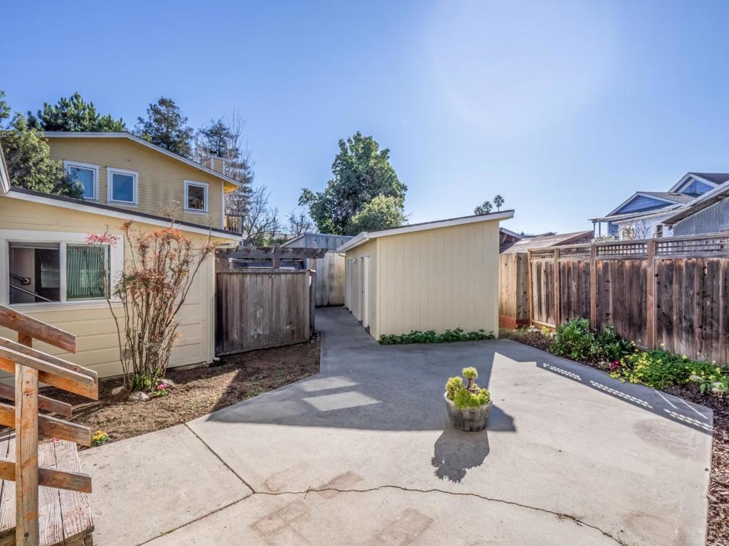 215217 Roberts Street Property Photo 26