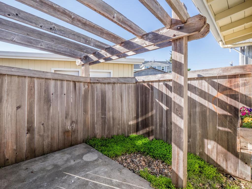 215217 Roberts Street Property Photo 30