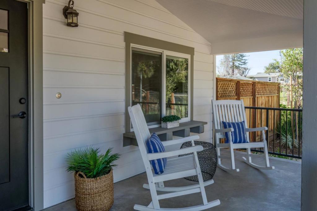 2526 Mattison Lane Property Photo 2
