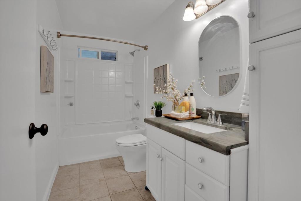 922 Valota Road Property Photo 11