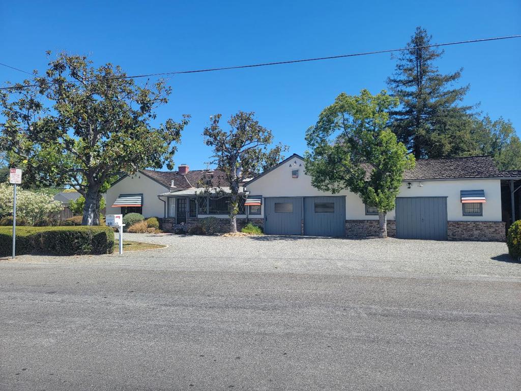 621 W Parr Avenue Property Photo 1