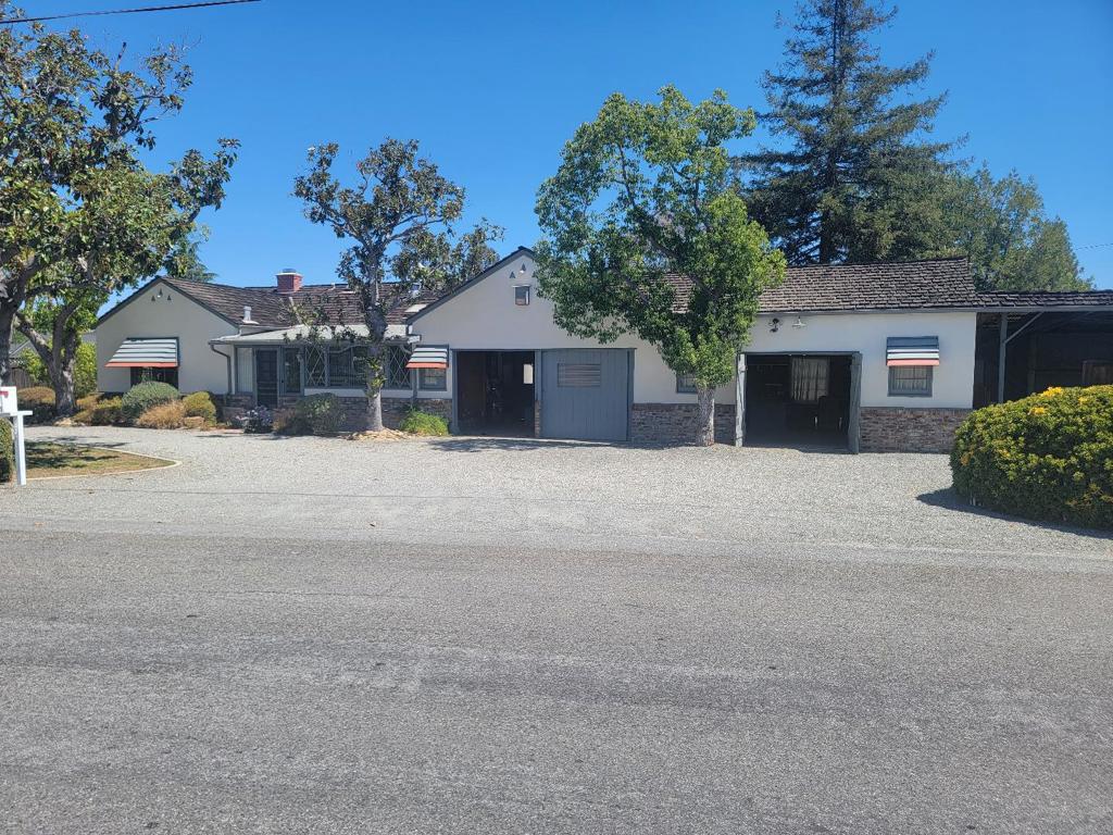 621 W Parr Avenue Property Photo 8