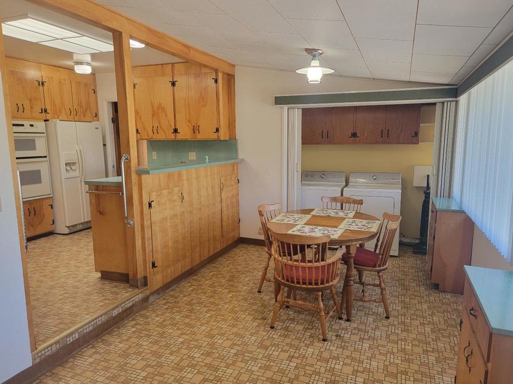 621 W Parr Avenue Property Photo 13