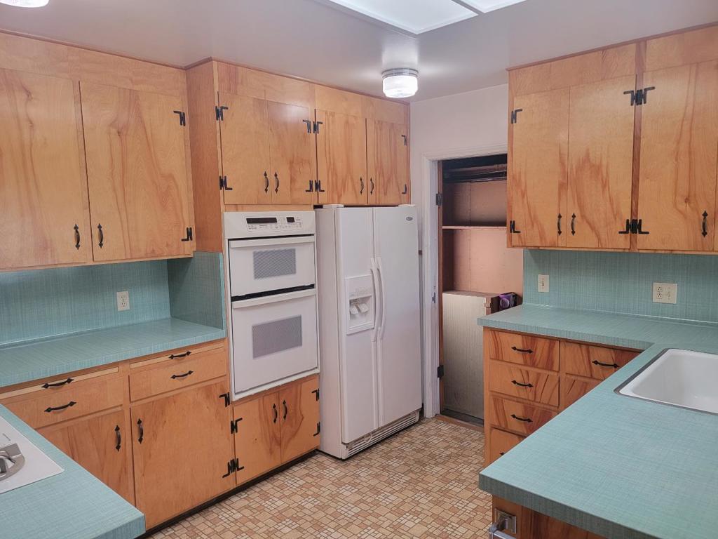 621 W Parr Avenue Property Photo 14