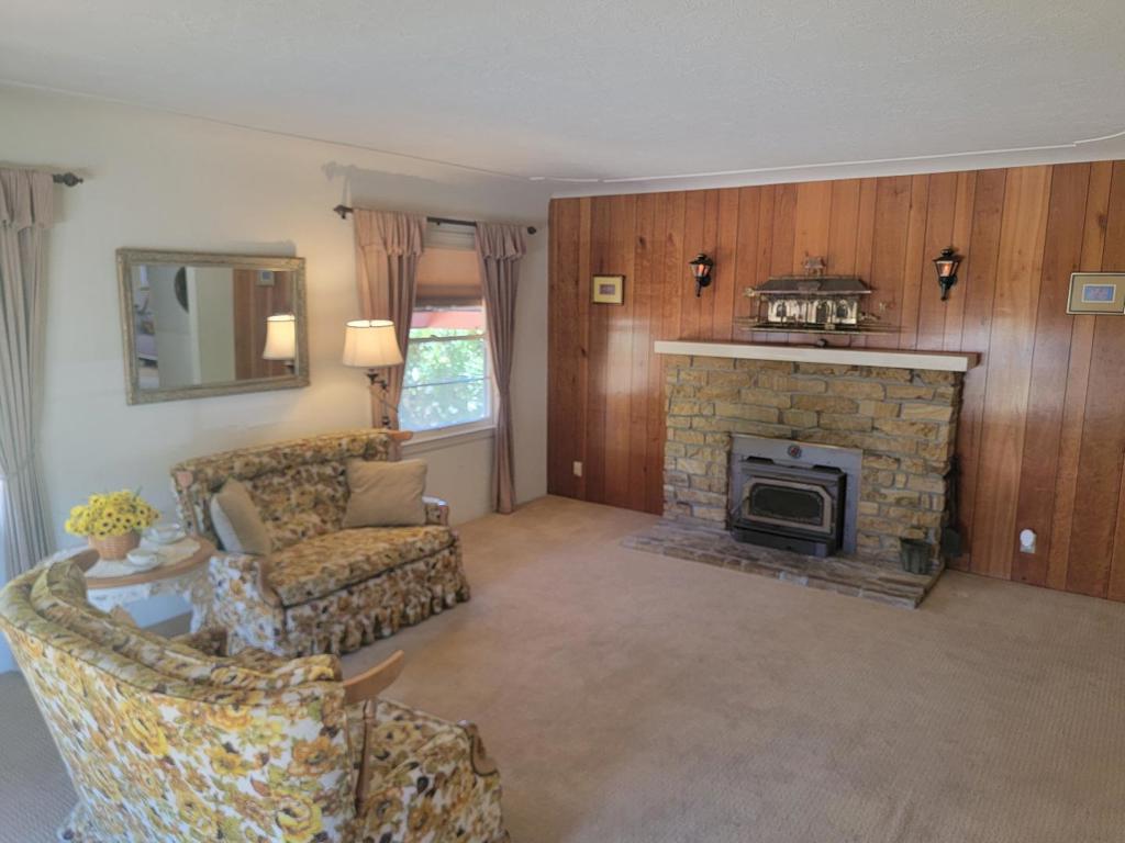 621 W Parr Avenue Property Photo 18