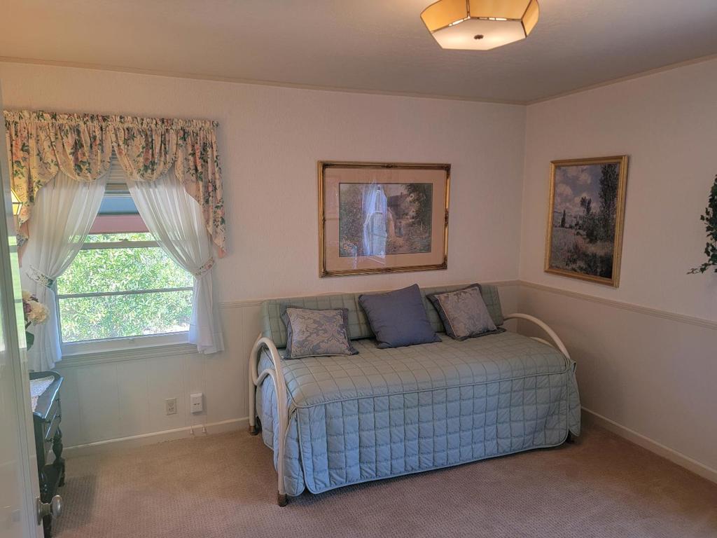 621 W Parr Avenue Property Photo 22