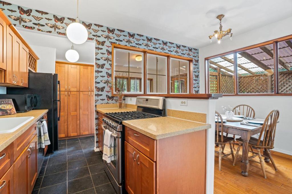 564 Lilac Avenue Property Photo 8