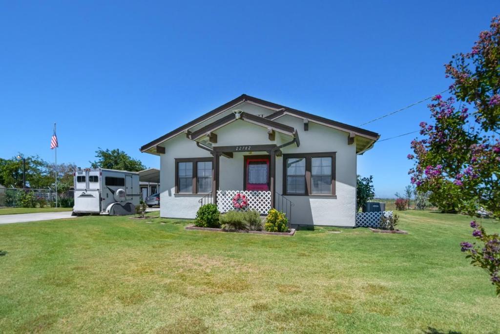 22782 Third Avenue Property Photo 9