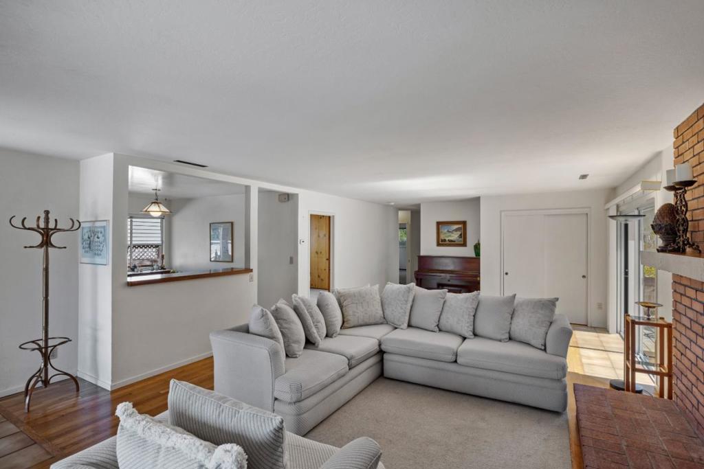 1186 Jewell Avenue Property Photo 3
