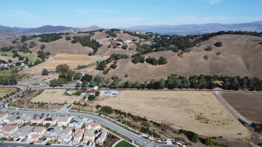 2480 Hecker Pass Road Property Photo 3