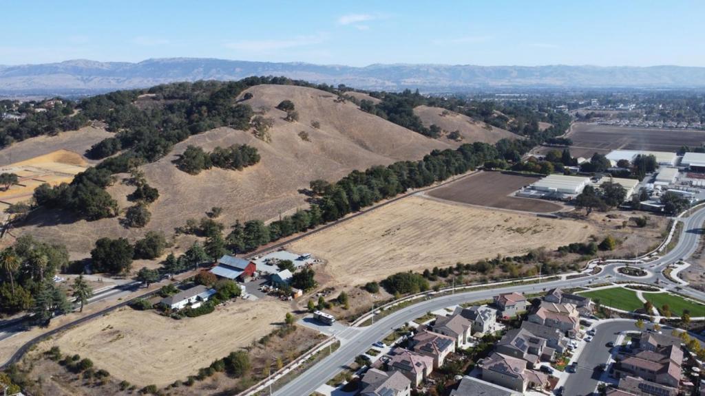 2480 Hecker Pass Road Property Photo 4