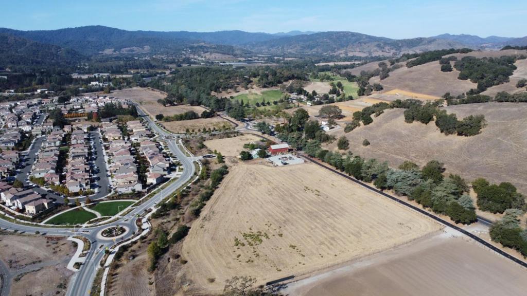 2480 Hecker Pass Road Property Photo 7