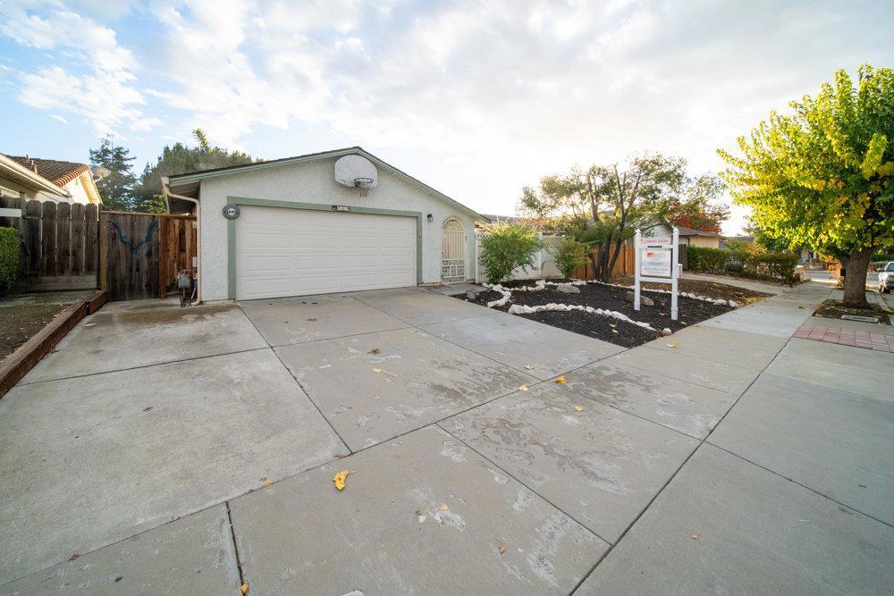 945 Matador Drive Property Photo 2