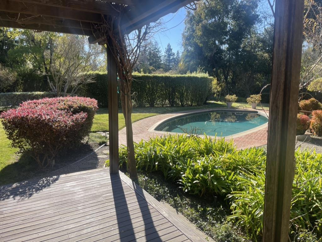 9 Betty Lane Property Photo 6