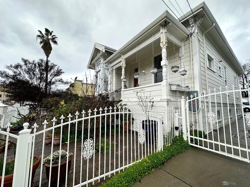 269 E Saint James Street Property Photo 1