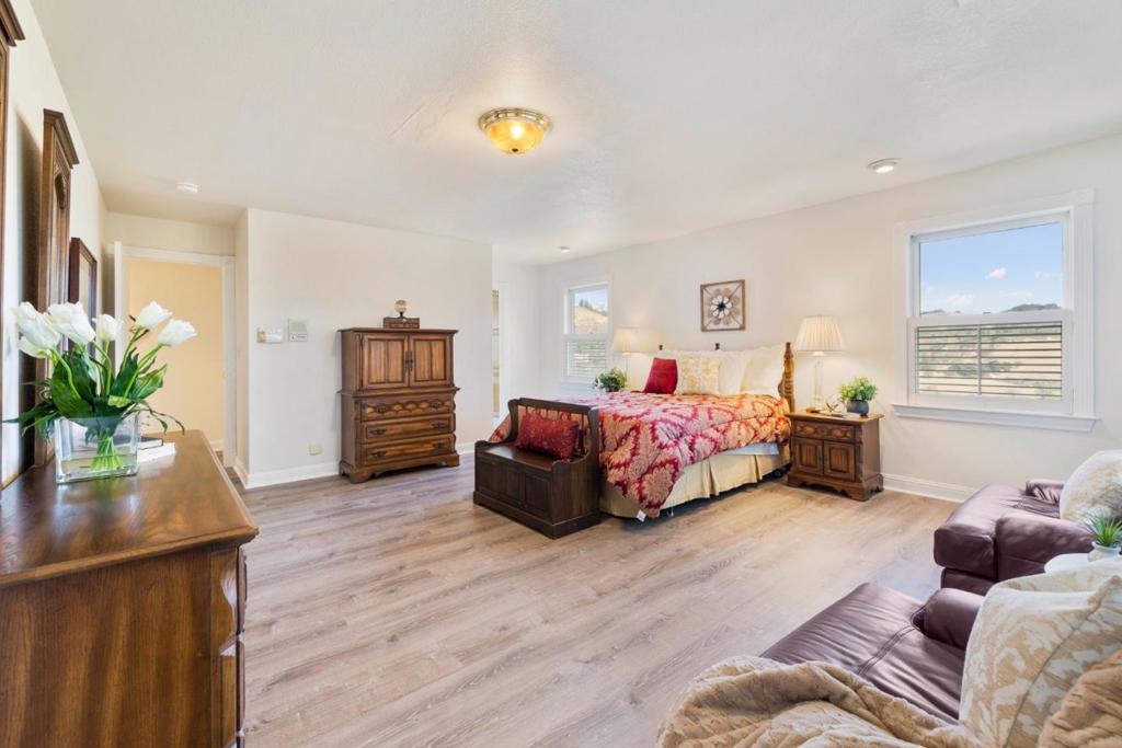 17300 Chesbro Lake Drive Property Photo 25