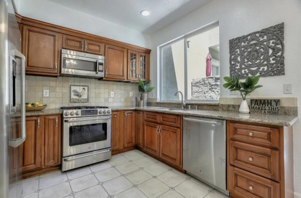 495 White Chapel Property Photo 5