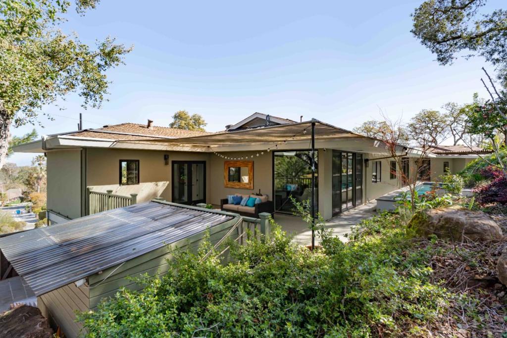 787 Sharon Park Drive Property Photo 4