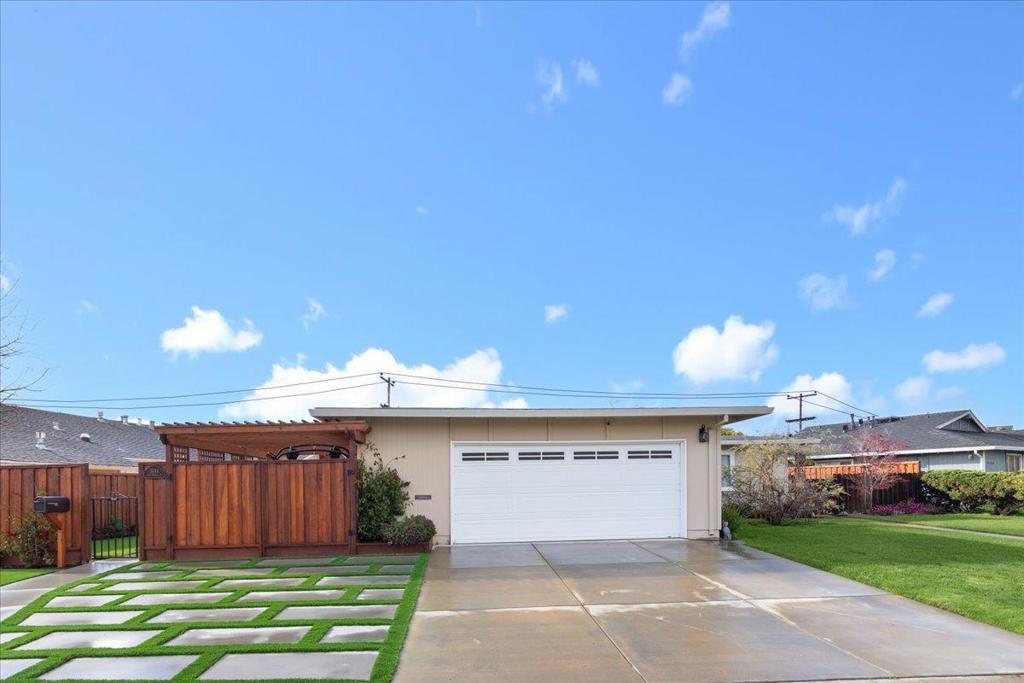 Los Prados Street Property Photo 2