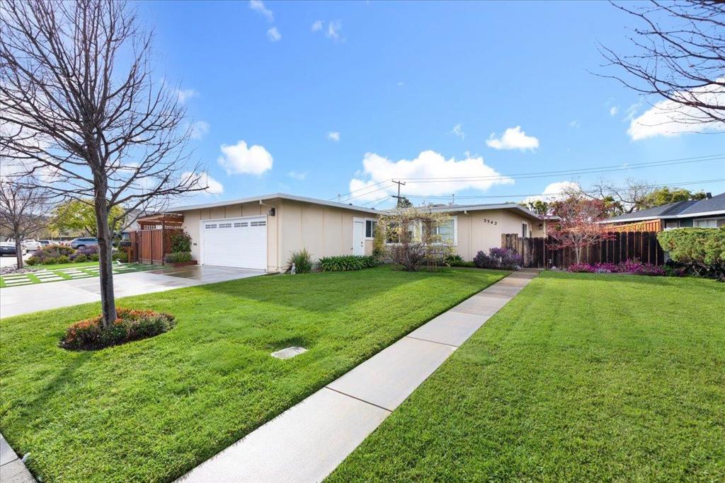 Los Prados Street Property Photo 3