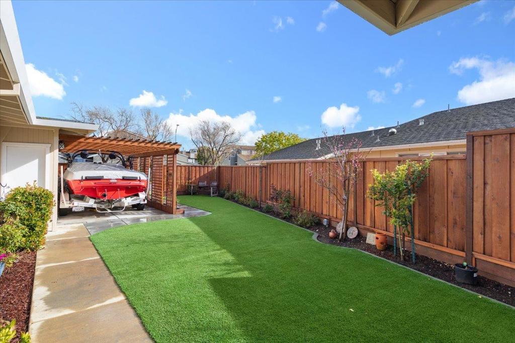 Los Prados Street Property Photo 7