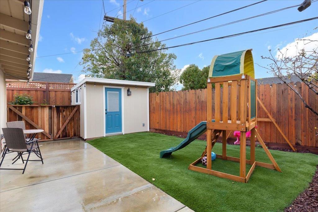 Los Prados Street Property Photo 8