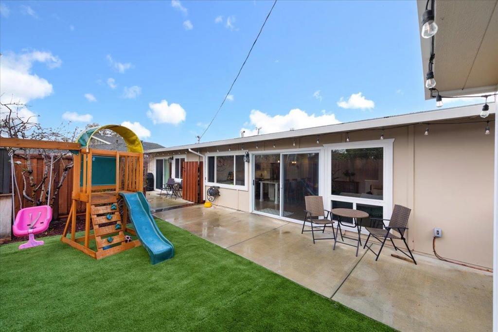 Los Prados Street Property Photo 9
