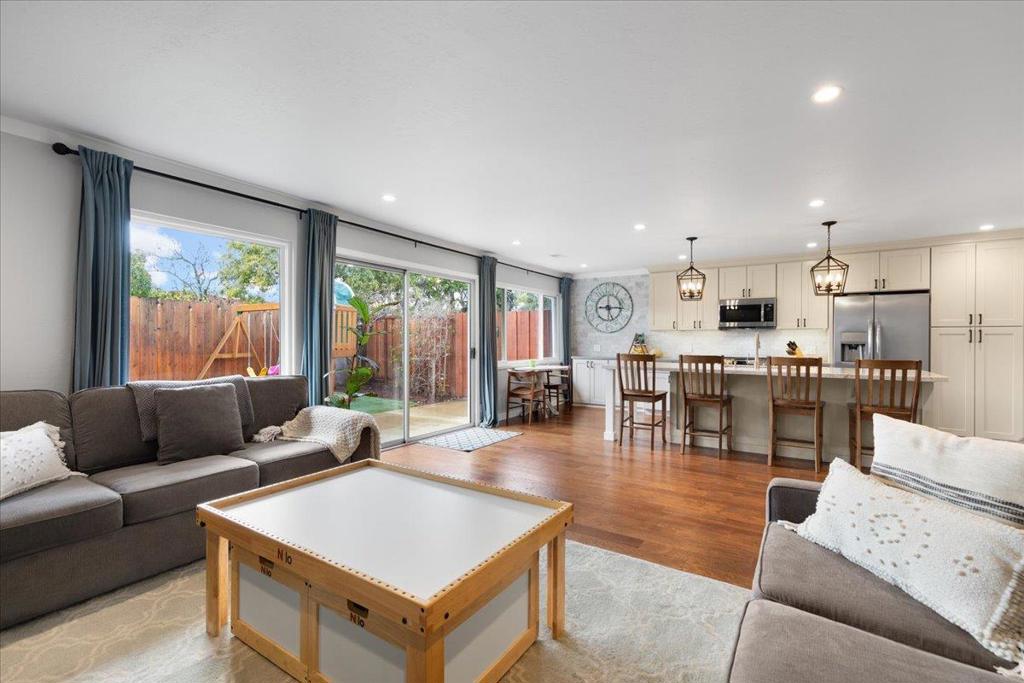 Los Prados Street Property Photo 18