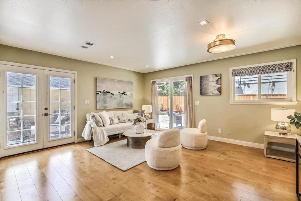 10381 Meadow Place Property Photo 3