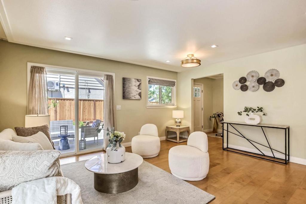 10381 Meadow Place Property Photo 4