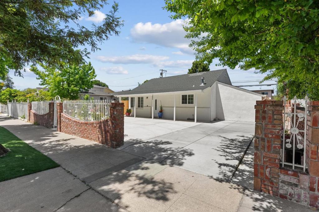 3279 Hoover Street Property Photo 3