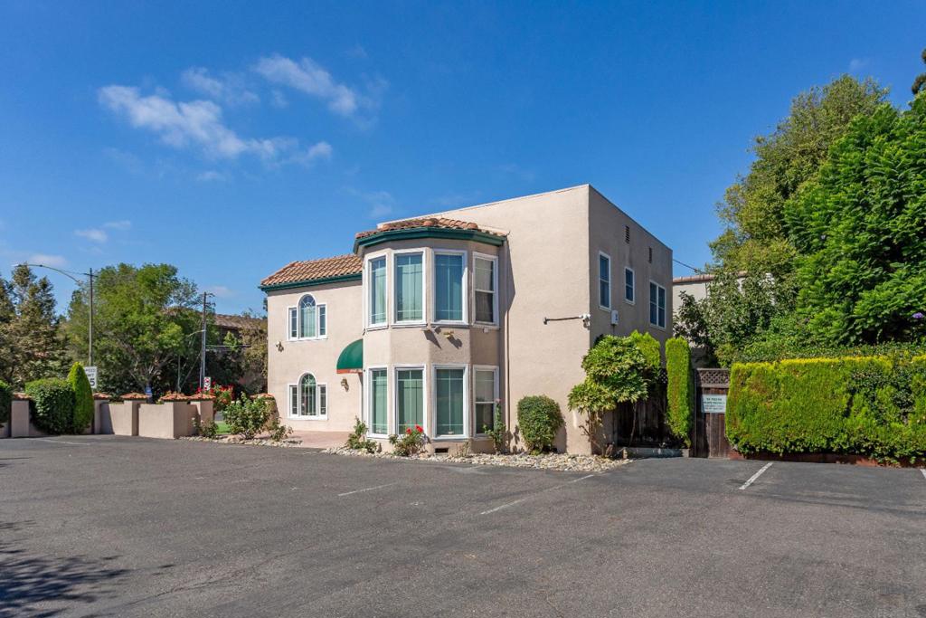 2060 The Alameda Property Photo 7
