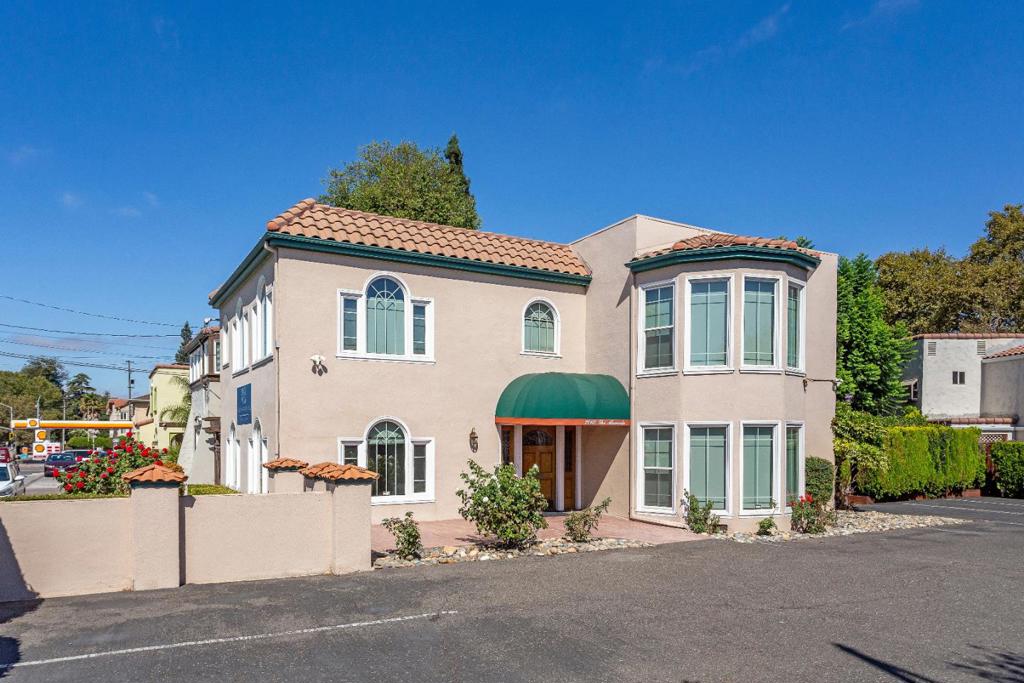 2060 The Alameda Property Photo 8