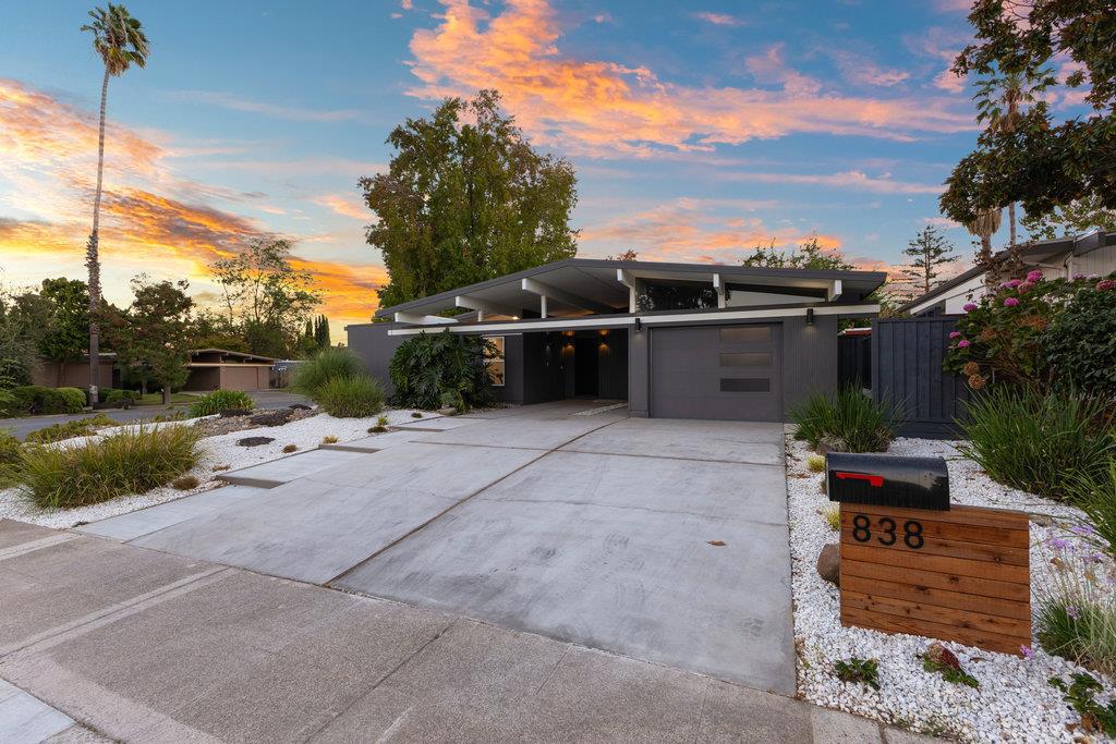 838 Devonshire Way Property Photo 3
