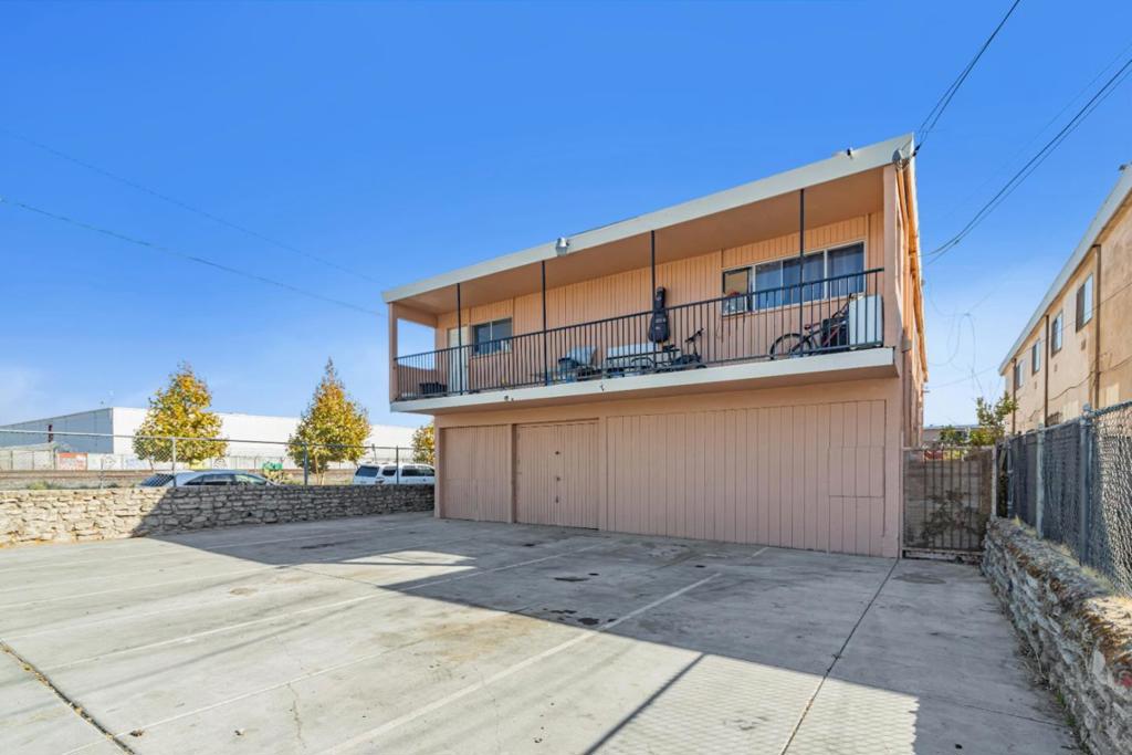748 Clara Street Property Photo 2